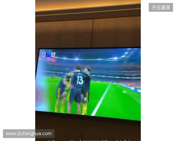 齐尔克泽晒在家看直播照片:我的天哪!!多古太牛了! 齐尔克泽晒在家看直播照片:我的天哪!!多古太牛了!